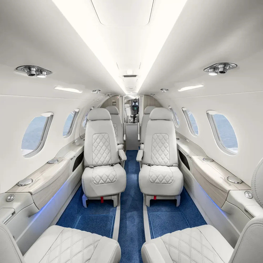 3331_Phenom300_2608_AV_CC